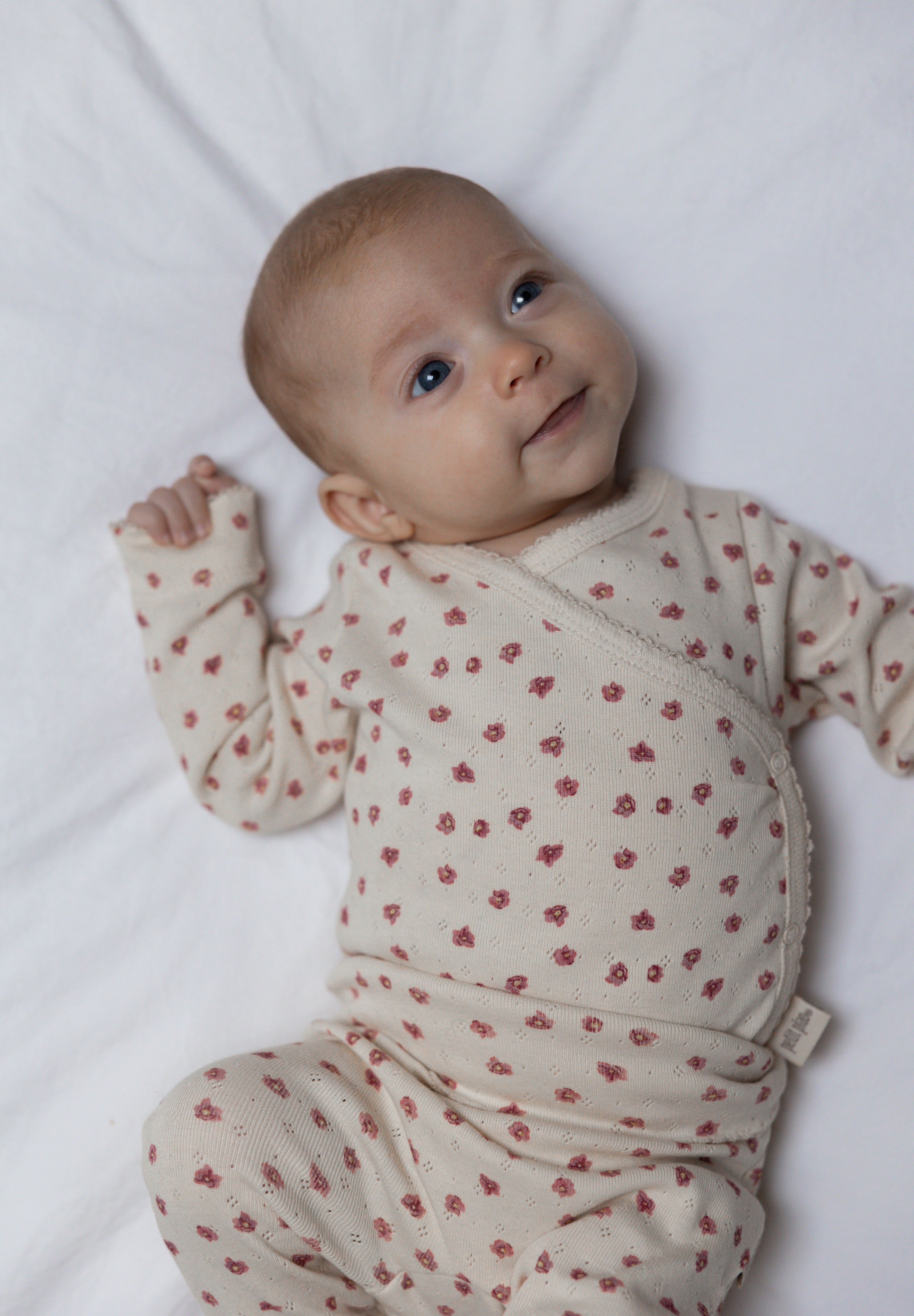 petit piao beige overslagromper met roze bloemetjes