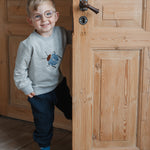 Petit Piao grijze sweater blauw detail