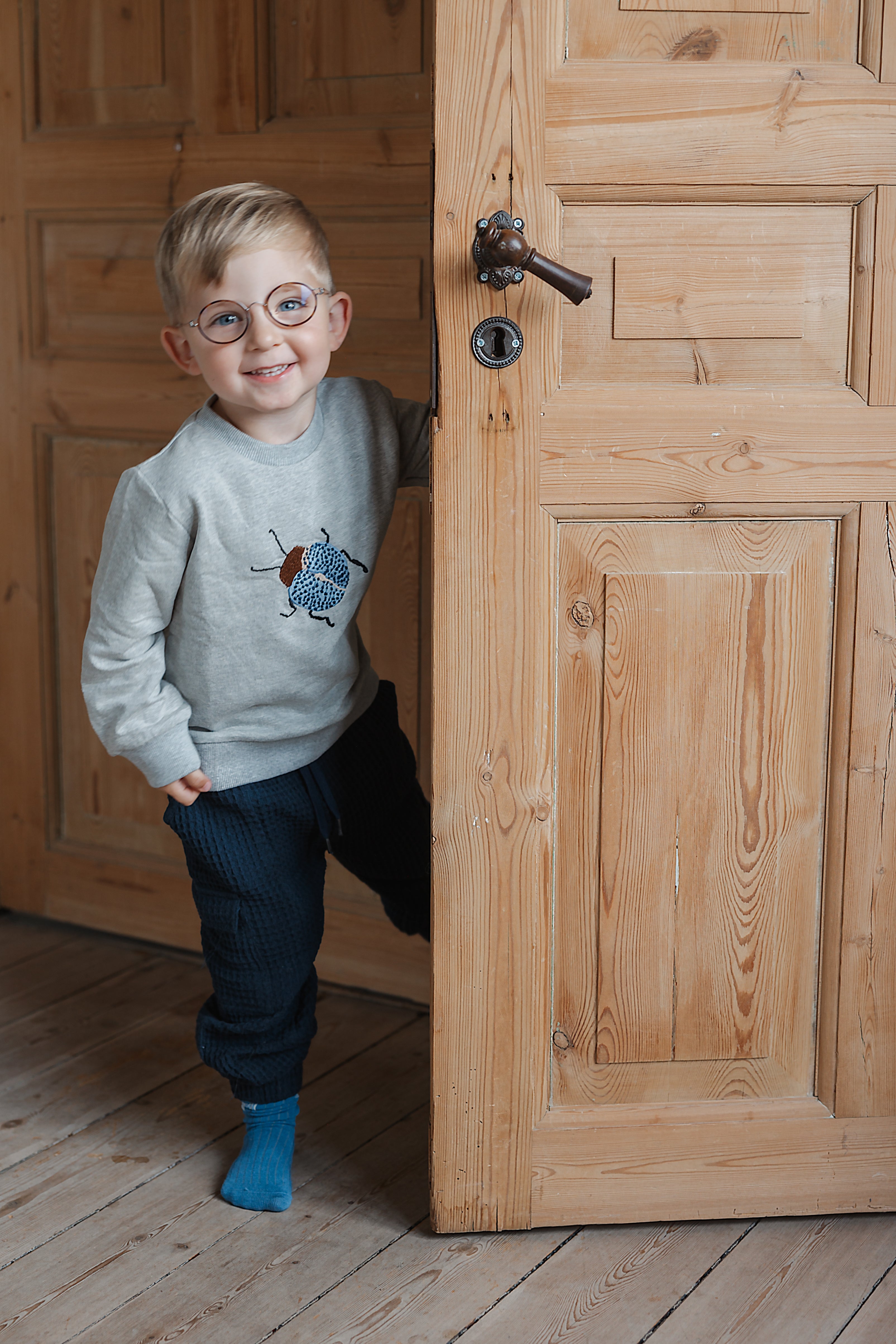 Petit Piao grijze sweater blauw detail