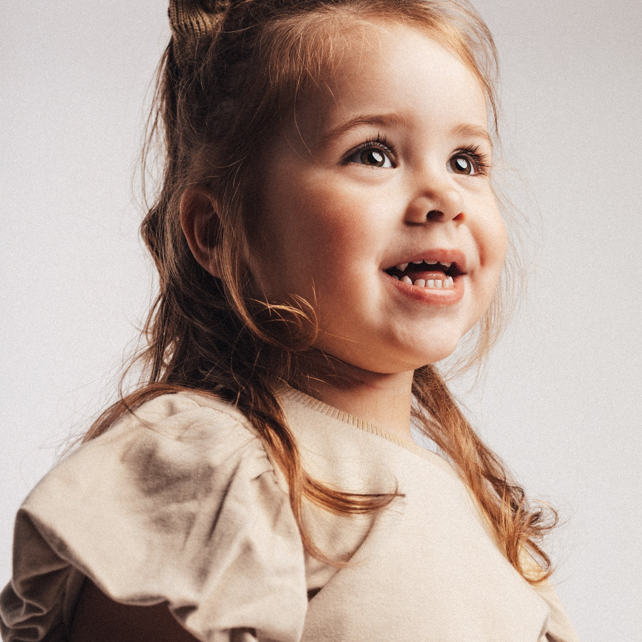 baje studio Valencia t-shirt met pofmouwen beige meisjes 